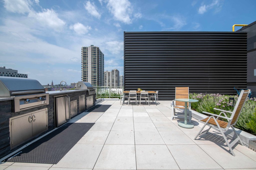 sundeck bbq area at the clark chicago apartments for rent